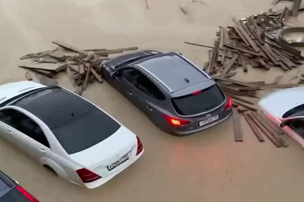 В Махачкале ликвидируют последствия ливней и ввели режим ЧС