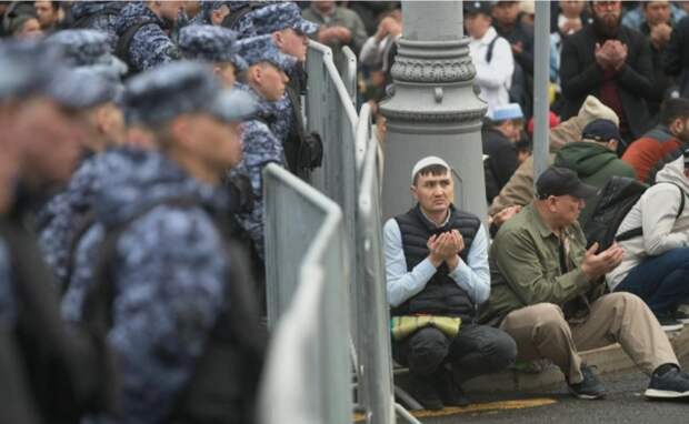 Талгат Таджуддин предложил магометанам молиться в универмагах и супермаркетах: "Там делают молельные комнаты. Они на 4-5 человек, там не коллективное моление" ©