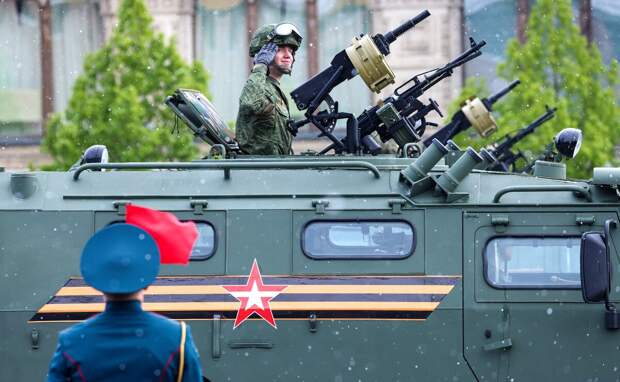 Сегодня, 9 мая, как и миллионы других граждан России, я со своей семьёй смотрел парад Победы на Красной площади. В начале парада, когда на Красную площадь выносили знамя Победы, шёл снег.-3