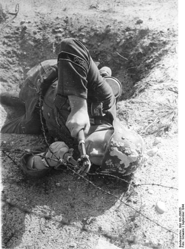 Bundesarchiv_Bild_183-J30525,_Ausbildung_Truppenteil__Großdeutschland_.jpg Bundesarchiv_Bild_183-J30525,_Ausbildung_Truppenteil__Großdeutschland_.jpg