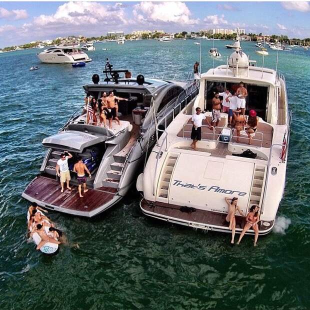 Летний отдых богатых деток Instagram — это яхты, частные самолеты и море шампанского