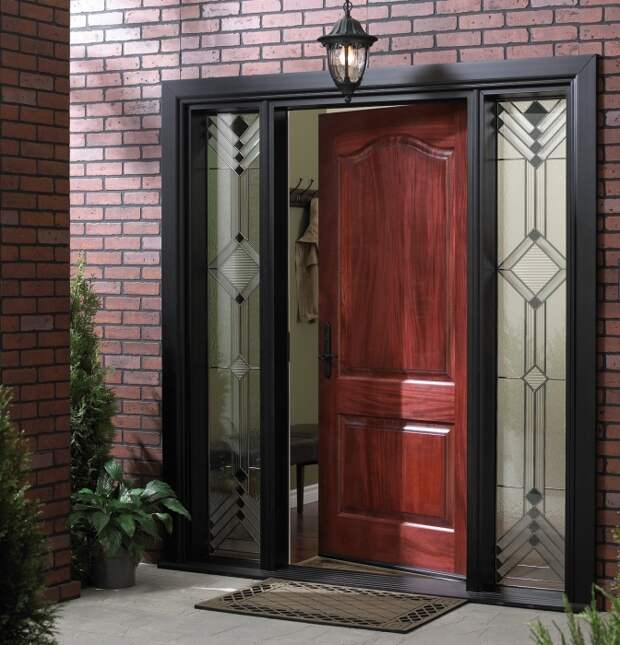 Входная дверь может стать ярким и необычным элементом фасада. 