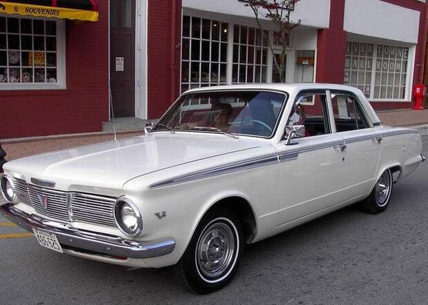 Автомобиль Plymouth Valiant.