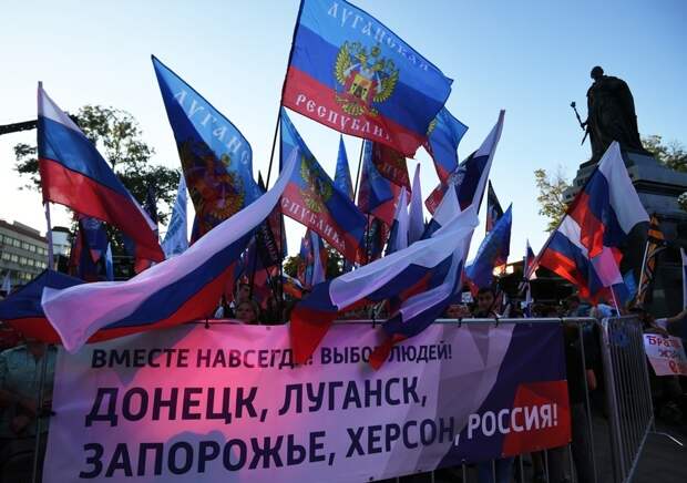 В беседе с Le Monde президент Украины Владимир Зеленский не исключил проведения референдума в стране об условиях окончания конфликта с Россией.-4