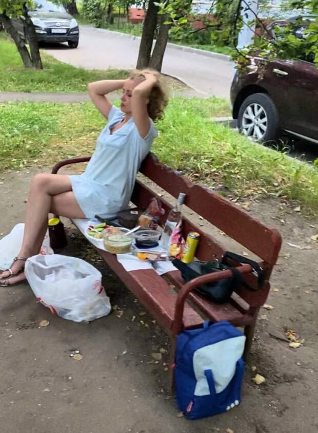 Врачи из "красной зоны" пьют водку на детской площадке — им всё можно?!