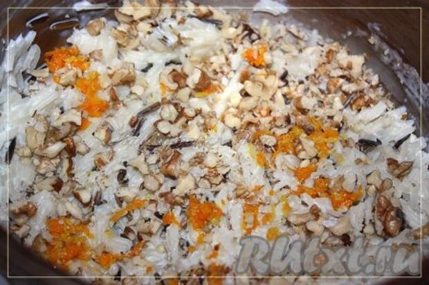 Добавить в рис цедру апельсина и лимона по вкусу (я клала 1 чайную ложку) и орехи, тщательно перемешать. 