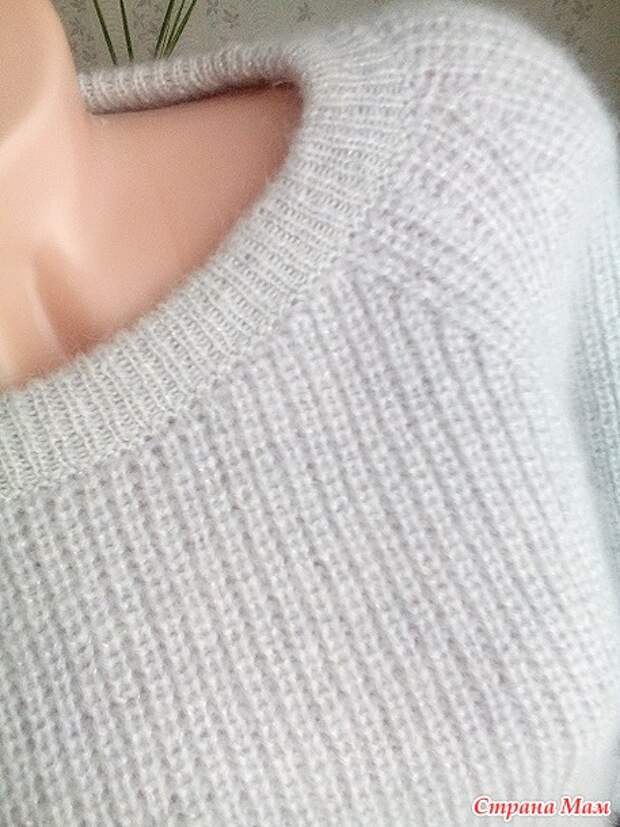 Мохеровый пуловер жемчужной резинкой.