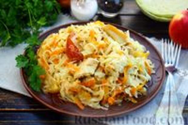 Фото к рецепту: Капуста, тушенная с курицей и яблоками (в рукаве)