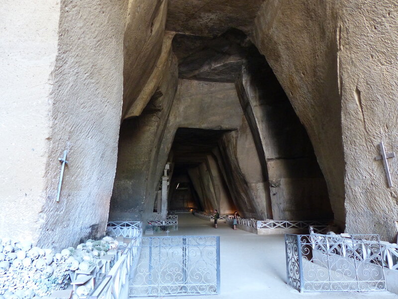 Кладбище Фонтанелле (Cimitero delle Fontanelle) Кладбище Фонтанелле (Cimitero delle Fontanelle)