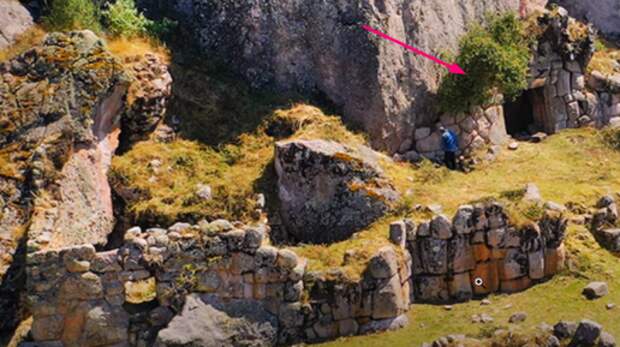 В Перу на высоте 3436 метров найден древний прямоугольный вход в скалу, сделанный из сложных полигональных блоков