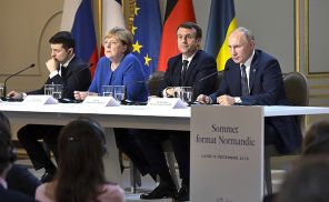 На фото: лидеры Украины, Франции, России и Германии вместе во время совместной пресс-конференции по завершении встречи на высшем уровне в нормандском формате в Елисейском дворце 10 декабря 2019 года в Париже, Франция. Слева направо: президент Украины Владимир Зеленский, канцлер Германии Ангела Меркель, президент Франции Эммануэль Макрон и президент России Владимир Путин, 2019 год