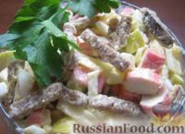 Фото к рецепту: Салат из крабовых палочек с яблоками и сухариками