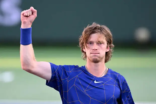 Отстраненный от Уимблдона Рублев вымучил победу над 93-й ракеткой мира