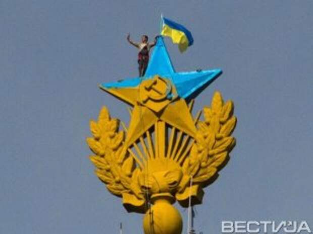 В Москве на шпиле сталинской высотки установили украинский флаг В Москве на шпиле сталинской высотки установили украинский флаг