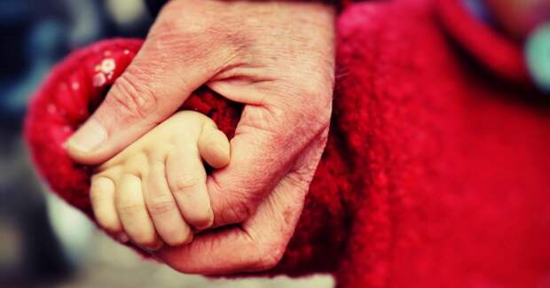 Ребёнок держит за руку пожилого человека