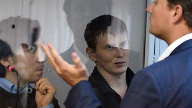 Граждане России Евгений Ерофеев и Александр Александров, задержанные на Украине в мае 2015 года, и новый адвокат А. Александрова Валентин Рыбин. Архивное фото