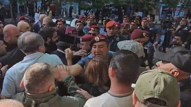 На акциях протеста в Ереване начались задержания