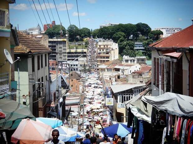 Некоторые улочки превратились в стихийные рынки Антананариву, африка, беднейшие страны, города Мадагаскара, мадагаскар, путешествие, столица Мадагаскара, столицы