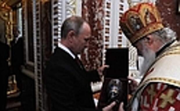 По завершении пасхального богослужения Владимир Путин и Патриарх Московский и всея Руси Кирилл по традиции обменялись пасхальными подарками.