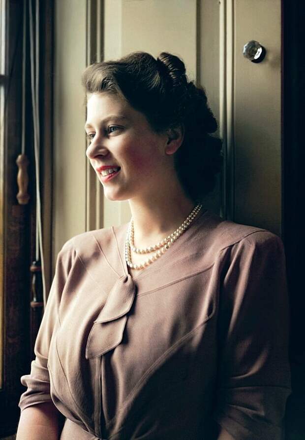 20-летняя принцесса Елизавета в своей гостиной в Букингемском дворце 19 июля 1946 года