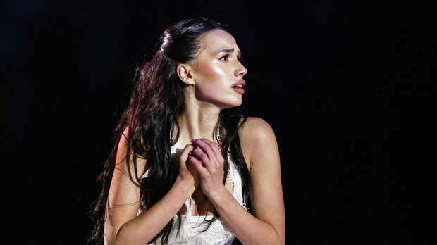 Загитова — в новом видео: девушку украшает скромность, когда нет других украшений