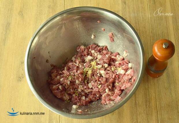 Украинская кухня. Колбаса жареная крестьянская в глечиках