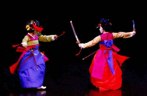 Geommu - корейский танец с мечами