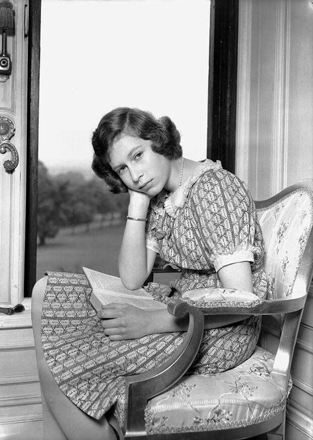Боже, храни королеву! Елизавете II — 95 лет: путешествие вокруг света, роль девушки Бонда и юбилей, омраченный трауром