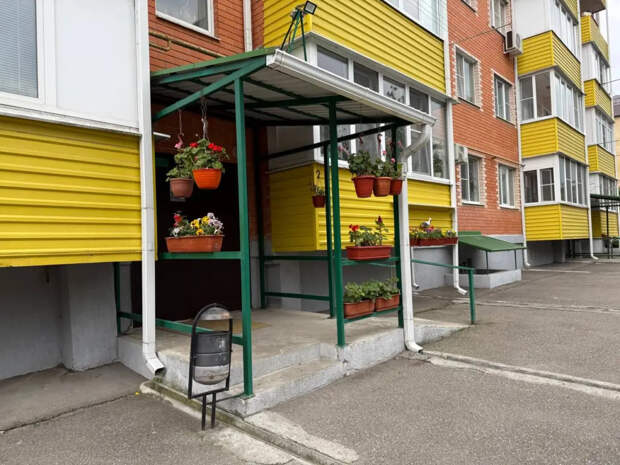 Козырьки из поликарбоната и стекла уходят в прошлое: новый материал не бьётся, не желтеет и служит в 3 раза дольше