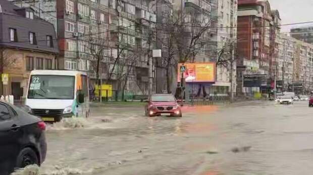 В Дербенте ливень вызвал сход селевых потоков на федеральную трассу