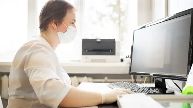 В Минпромторге сообщили об отсутствии дефицита лекарств от коронавируса в России