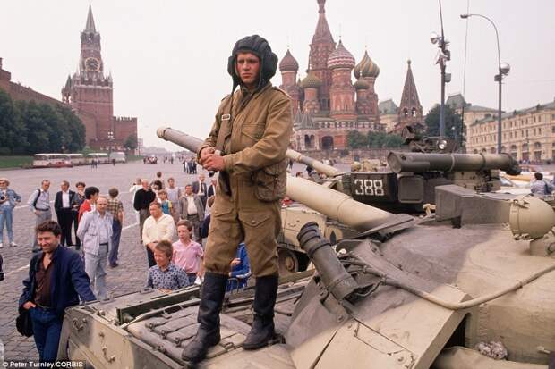 Танки у Кремля, 19 августа 1991 года. Подробнее читайте в статье «Развал СССР»