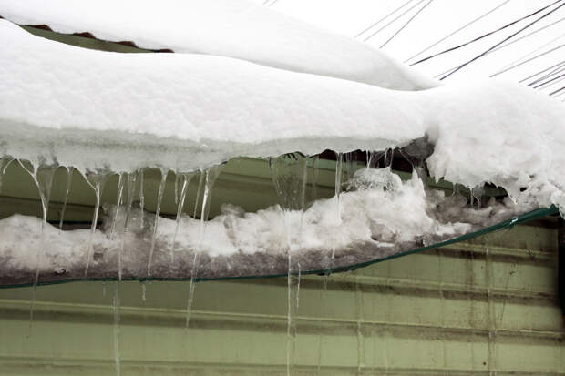 В Камчатском крае после схода снега с крыши не выжил мужчина