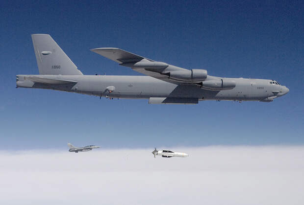 B-52 сбрасывает макет MOP