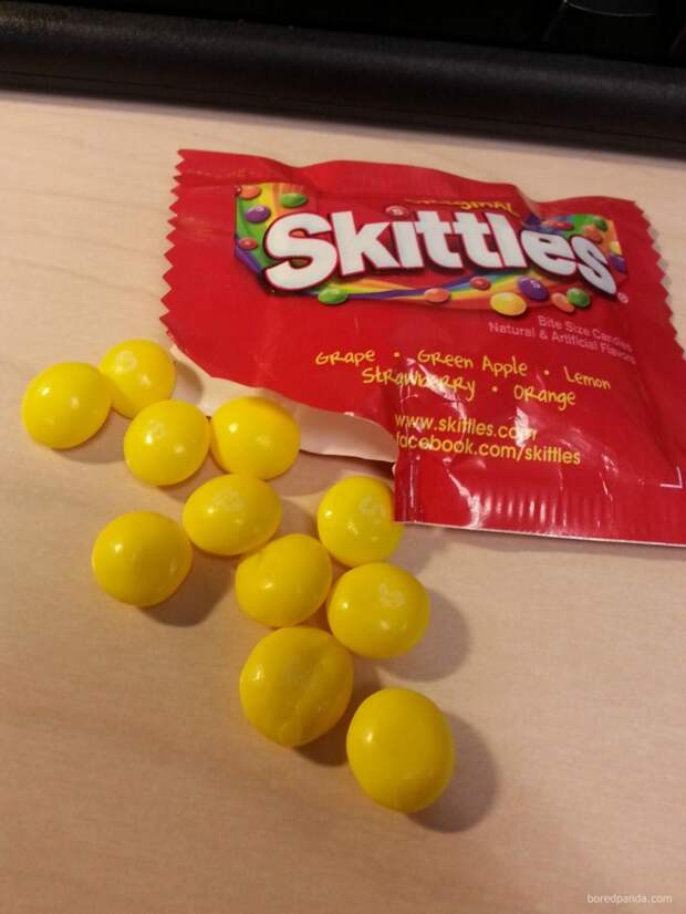 В пакете разноцветных драже Skittles почему-то оказались исключительно желтые конфетки дурная шутка, еда, не повезло, несъедобное, неудача, пища, продукты, смешно