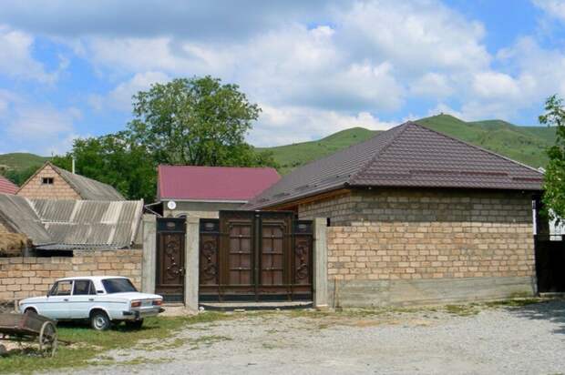 Почему в домах Кабардино-Балкарии окна не выходят на улицу?