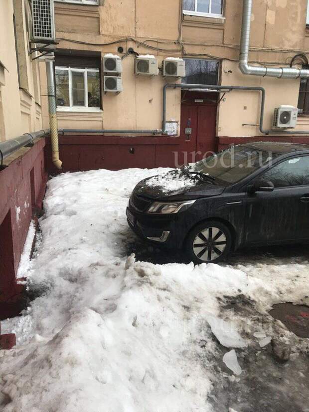 Ледовое побоище. В Северной столице глыбы льда с крыш разбили 50 автомобилей.