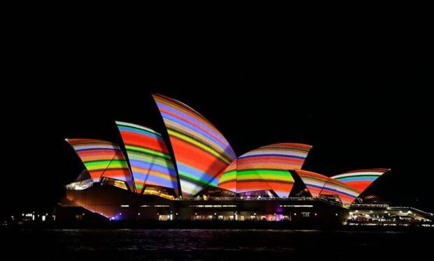 Здание Сиднейской оперы во время фестиваля света Vivid Sydney 2016
