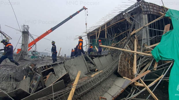 Четыре человека пострадали при обрушении строящегося ангара в Южно-Сахалинске
