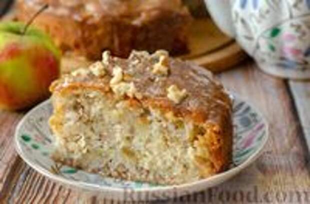 Фото к рецепту: Яблочный пирог с орехами и сливочной глазурью