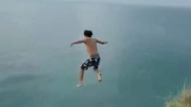 «Против всех его выходок»: Айза рассказала, что ее сын прыгнул в воду с обрыва