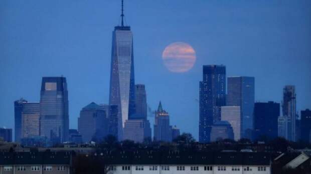 The full worm supermoon rises over Manhattan (Gary Hershorn/FOX News)