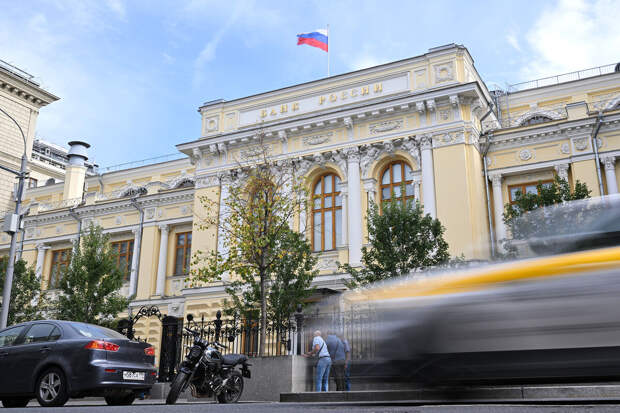 Эксперт Шнейдерман: возможное снижение ставки ЦБ сохранит привлекательность рубля