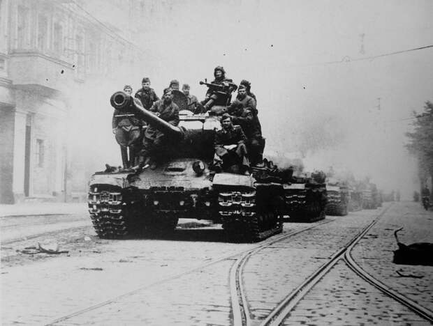 Групповой снимок красноармейцев на тяжелом танке ИС-2 на улице. Берлин. Май 1945 года история, люди, мир, фото