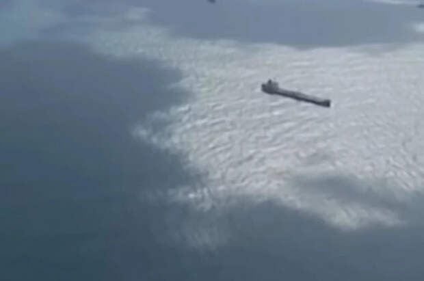 Корабль-зомби: неопознанный танкер в Ормузском проливе прячет мощное оружие