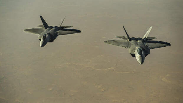 Американские истребители F-22 Raptor над территорией Сирии