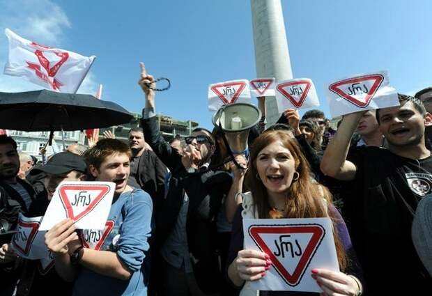 Georgian opposition activists hold poste