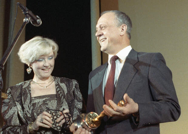 Вера Алентова и Владимир Меньшов. В руках Меньшова «Оскар», полученный им за фильм «Москва слезам не верит»