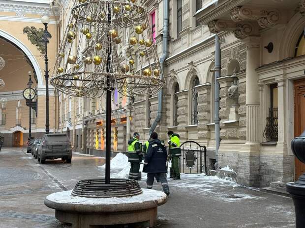 В Петербурге на фоне дефицита дворников специалистам не повышают зарплаты