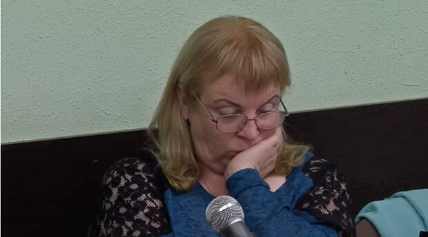В январе 2020 года 14-летняя Екатерина Плаксина из Старого Оскола пожаловалась на боли в животе. Родители отвезли ее в горбольницу № 1, где хирург предположил «перекрут яичника» и отправил девочку в горбольницу № 2. Там гинеколог Елена Дроботенко, принявшая ребенка, отказалась делать УЗИ, якобы утверждая, что боли могут быть вызваны жирной пищей и конфетами. Гинеколог Елена Дроботенко Пациентку вернули в горбольницу № 1, где ей все же провели УЗИ и госпитализировали с диагнозом «гастроэнтерит средней степени тяжести неуточненной этиологии».
